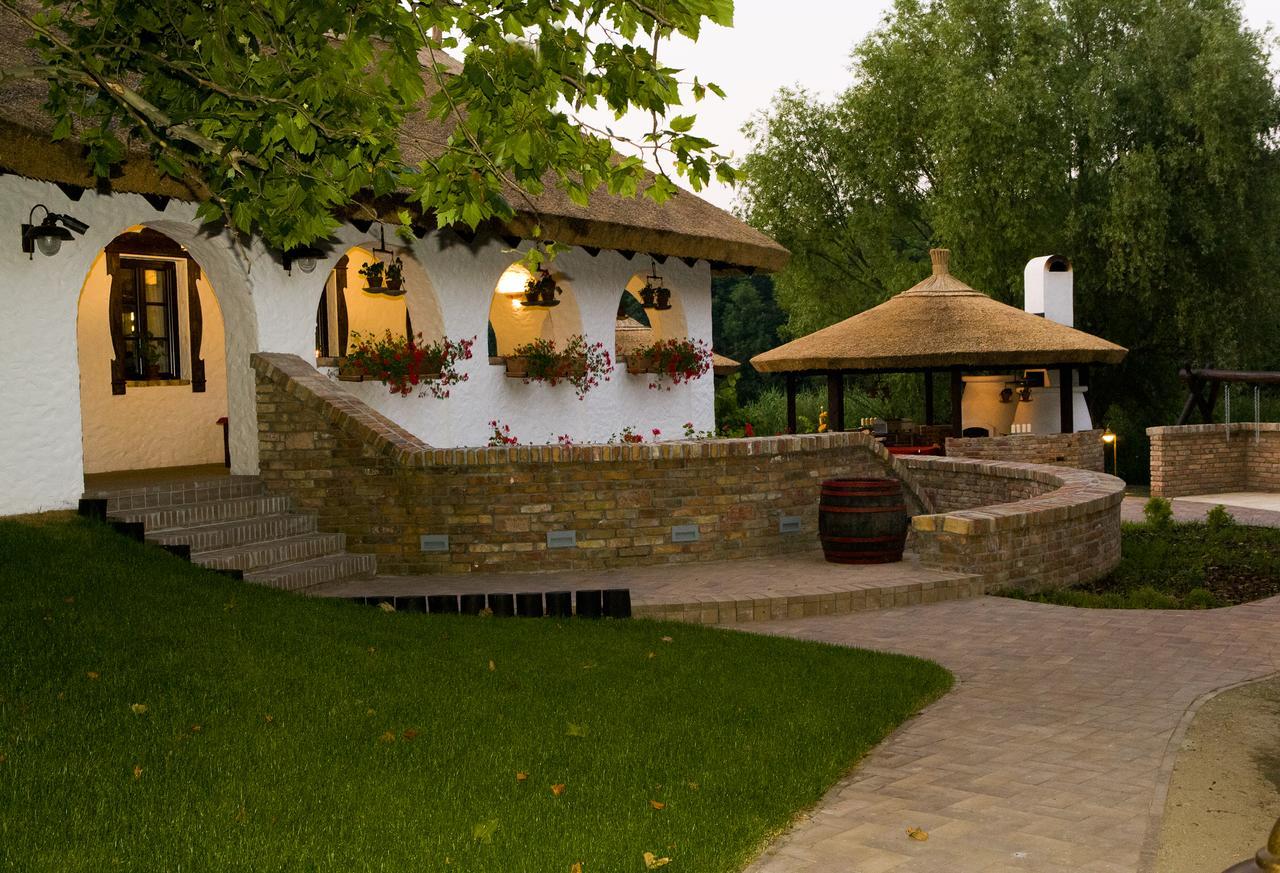 Bed and Breakfast Sári Csárda Panzió Dunakiliti Exterior foto
